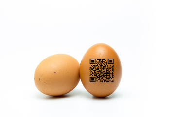 pareja de huevos de gallina, uno con código QR