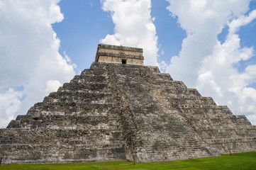 Obraz na płótnie Canvas Temple of Kukulcan (El Castillo) of Chichén Itzá, mayan pyramid in Yucatán, México. New7Wonders of the World.