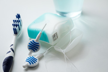 Zahnbürste, Mundwasser, Zahnseide und Blau Interdental Bürsten als Zubehör für tägliche...