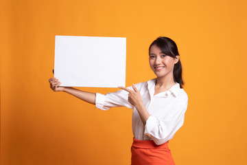 Fototapeta na wymiar Young Asian woman point to blank sign.