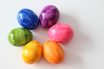 Bunter Ostereier auf weißem Hintergrund