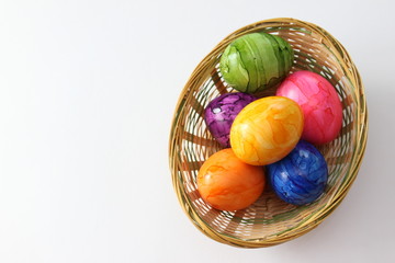 Bunte Ostereier im Korb 