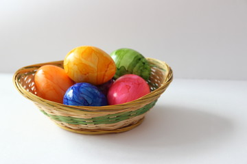 Bunte Ostereier im Korb 