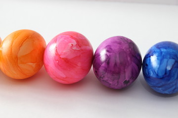 Ostereier vor weißem Hintergrund 