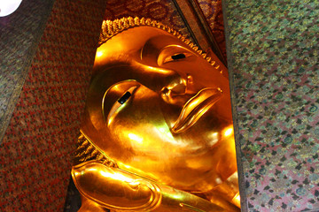 visage du bouddha couché au Wat Poh, en thailande 