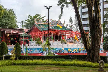 Foto auf Alu-Dibond Chinesischer Tempel in Kuching auf Borneo © johnhofboer50