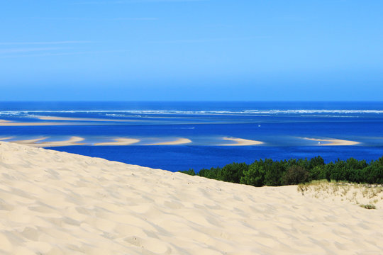 Vue sur l'Ocean, a partir de la dune du Pilat, nuances de bleu en contraste avec le sable