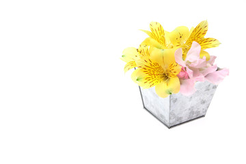 ブリキ缶に挿したアルストロメリアとスイートピー