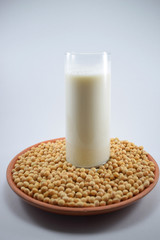 Vaso de leche de soya  en medio de plato de soja 