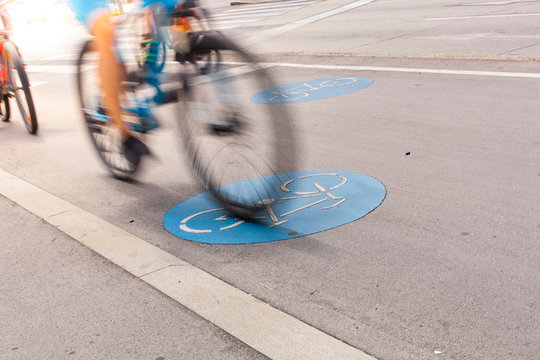 Radfahrer auf Fahrradstreifen in Bewegung. cyclist in traffic on the city roadway motion blur.