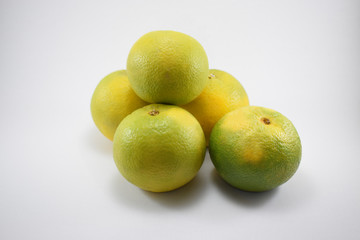 Naranjas sobre fondo blanco 