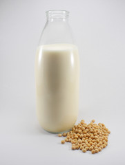 Leche de soja y granos de soja, fondo blanco