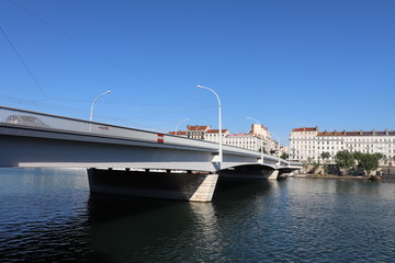 Lyon - Le pont Galliéni sur le fleuve Rhône construit en 1965