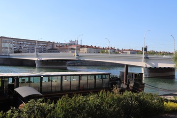 Fototapeta na wymiar Lyon - Le pont Galliéni sur le fleuve Rhône construit en 1965