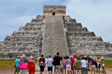 Pirámide El Castillo. Yacimiento Arqueológico Maya de Chichén Itzá. Estado de Yucatán, Península de Yucatán, México, América - obrazy, fototapety, plakaty