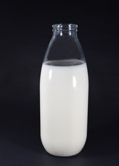 Botella de leche sobre fondo negro