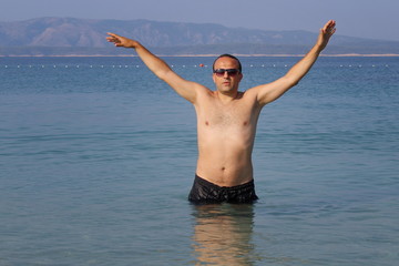 Fototapeta na wymiar Uomo vacanza al mare - Svago e relax