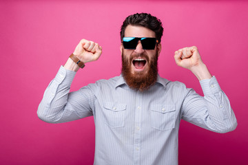Naklejka premium Portrait of amazed bearded man screaming and celebrating success