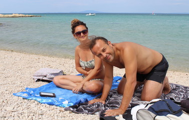 Coppia di fidanzati al mare in vacanza - felicità 