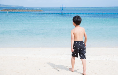 海で遊ぶ子供