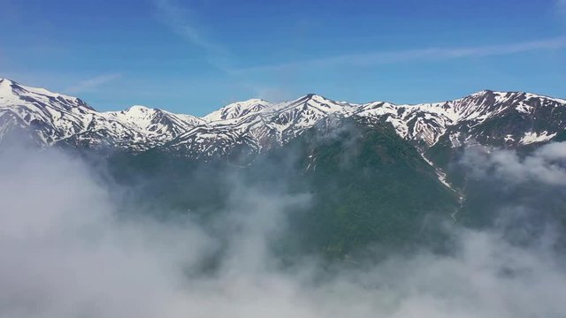 日本アルプス北端周辺が見えるヒワ平展望台から空撮