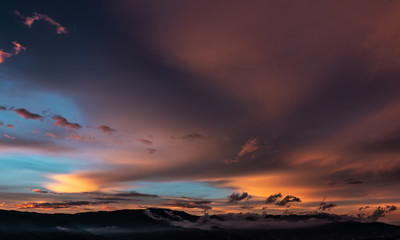 Fototapeta na wymiar nubes en el amanecer