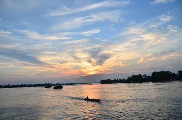 ラオスのデット島　雄大なメコン川と美しい夕焼け　川を行き交うボート