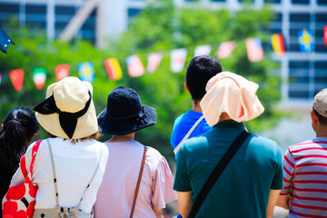 運動会を観覧する人