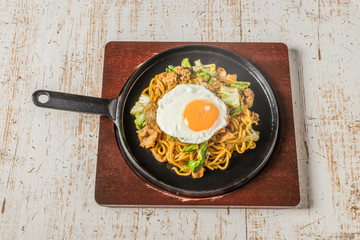 普通の焼きそば　Chow mein noodles dish