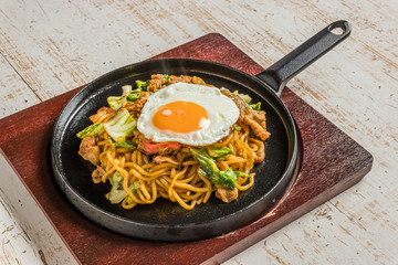 普通の焼きそば　Chow mein noodles dish