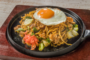 普通の焼きそば　Chow mein noodles dish