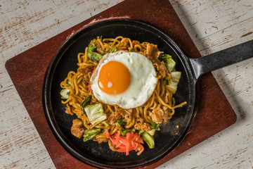 普通の焼きそば　Chow mein noodles dish