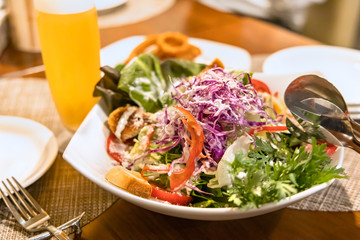 チーズがたっぷりかかったシーザーサラダ