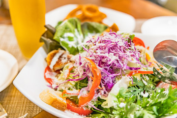 チーズがたっぷりかかったシーザーサラダ