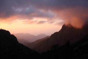 Sonnenuntergang in den Bergen