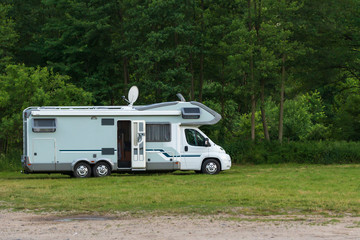 Ein Wohnmobil am Waldesrand