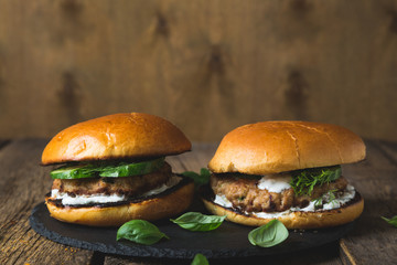 Hamburgers with turkey, fresh cucumber and yogurt sauce