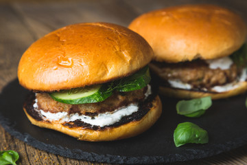 Hamburgers with turkey, fresh cucumber and yogurt sauce