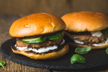 Hamburgers with turkey, fresh cucumber and yogurt sauce