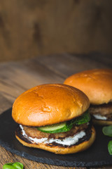 Hamburgers with turkey, fresh cucumber and yogurt sauce