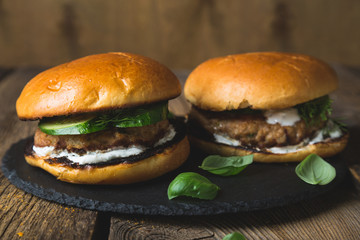 Hamburgers with turkey, fresh cucumber and yogurt sauce