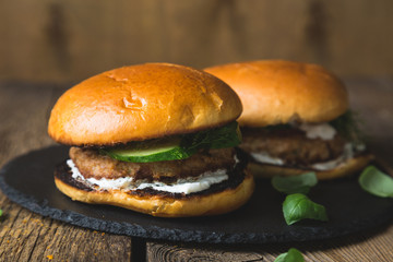 Hamburgers with turkey, fresh cucumber and yogurt sauce