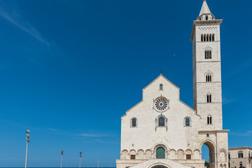 Obraz premium Like a white ship in the middle of the sea. Trani, cathedral of San Nicola Pellegrino. Puglia. Italy