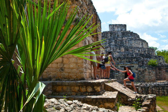 Arco Entrada y al fondo El Observatorio. Yacimiento Arqueológico Maya de Ek Balam. Estado de Yucatán, Península de Yucatán, México, América