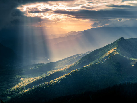 Rayons de soleil au lev&eacute; du jour dans les Pyr&eacute;n&eacute;es