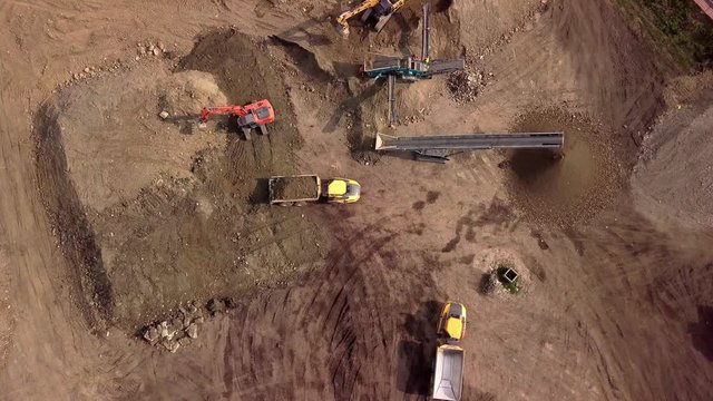 camion ed escavatori movimento terra cantiere, miniera vista dall'alto