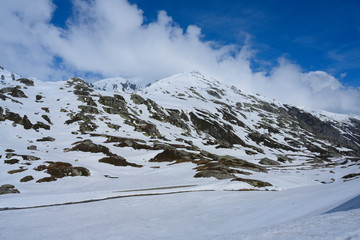 Fototapeta premium Verschneite Berglandschaft am Gotthardpass, Uri, Schweiz