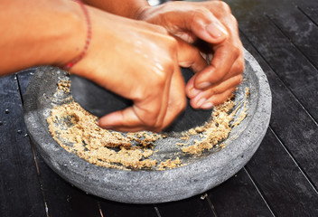 石のすり鉢でスパイスを潰して混ぜる