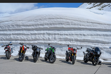Parkierte Motorräder vor Schneewand, Passhöhe des St. Gotthard, Schweiz