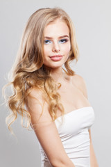 Naklejka premium Ładny model kobiety z makijażem i blond włosami. Piękna blondynka